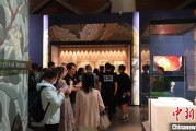 命数测算百年典藏首渡重洋 124套英国工艺美术运动珍品亮相天津