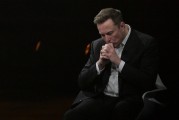 命数测算特斯拉股价收涨超3%：特朗普无意沟通，马斯克父亲劝儿子低头