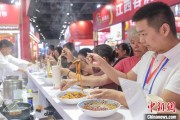 命数测算“嗦粉”经济火热 中国多地“食力”出圈